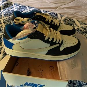 Travis Scott Jordan 1 low  size 11